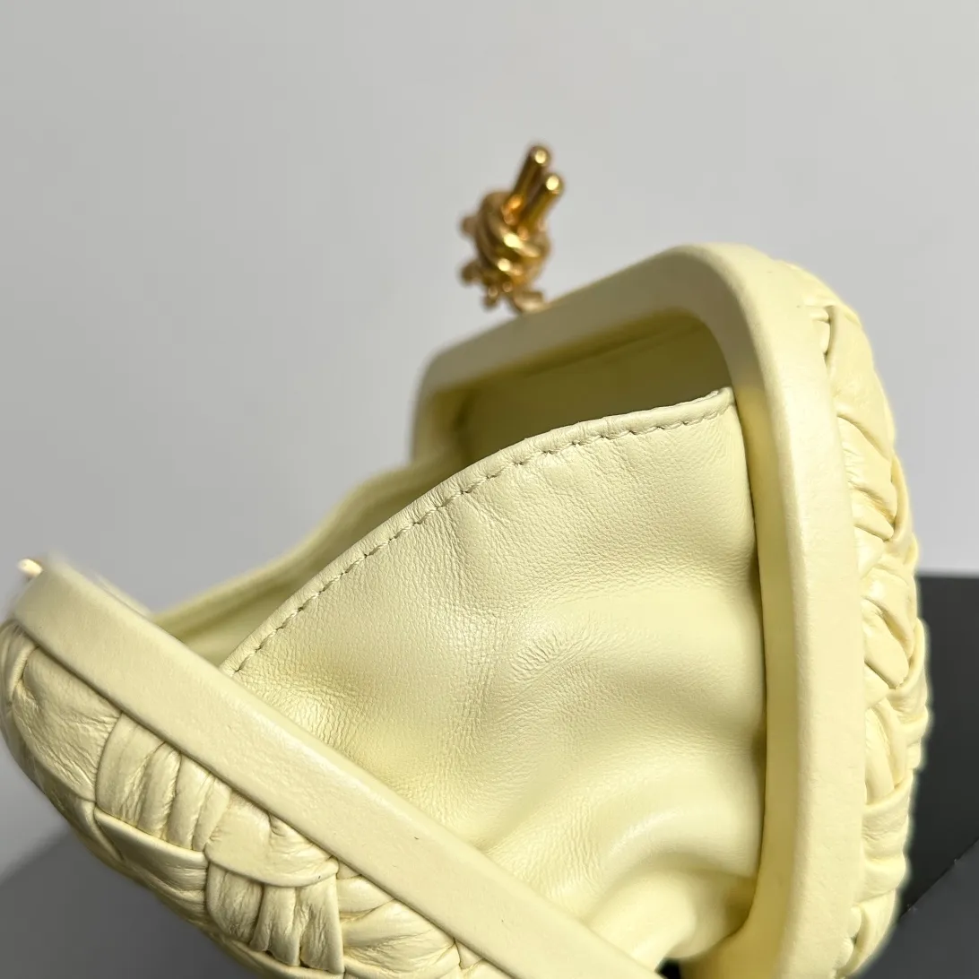 Batch 1860 BV Knot | The classic return of the evening bag. Original leather ➕ Stainless steel hardware ➕ 24k real gold plating ➕ Fully handmade. Those who know the history of our brand should have heard that the knot is a story of Bottega Veneta, and it is also one of the more important design elements. Matthieu Blazy's work this season sublimates Knot's classics, with a new knot design and a woven shoulder strap, plus Fouland Intreccio's weaving technology, adding some fashion to the retro and nostalgic feel of the past. Style number: 717622 Size: 20.5*6*12.5